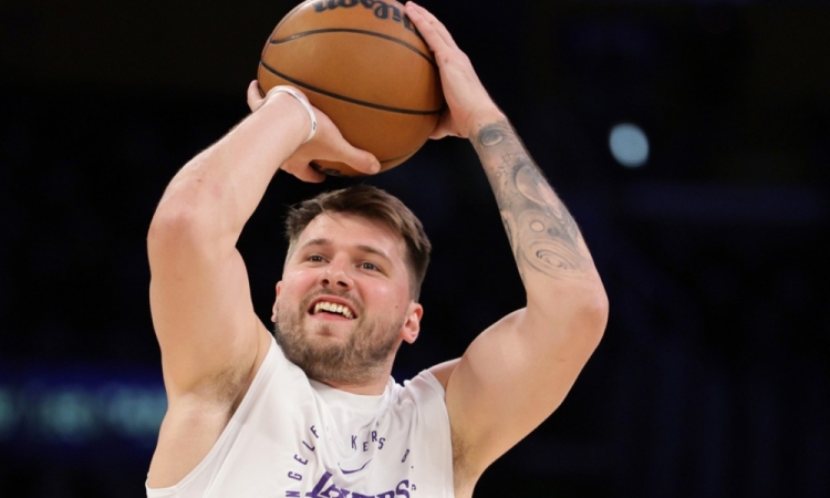 Dončič z dvojnim dvojčkom popeljal Lakers do zmage