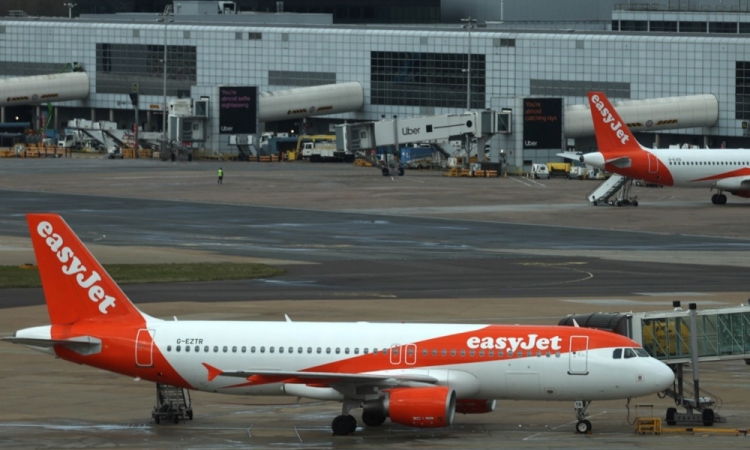 Easyjet povečal izgubo kljub več potnikom