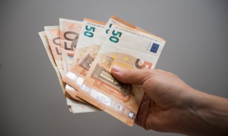 Plače v javnem sektorju višje za povprečno 211 evrov