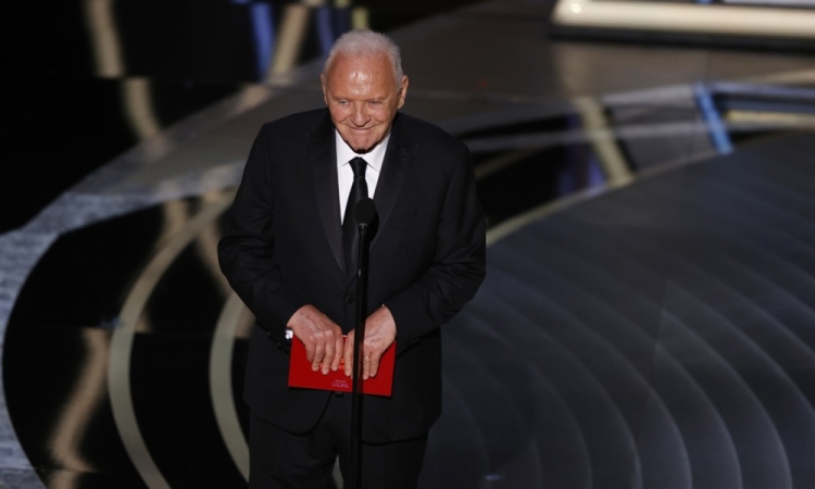 Anthony Hopkins pri skoraj 90-ih s plesom, klavirjem in brez sladkorja