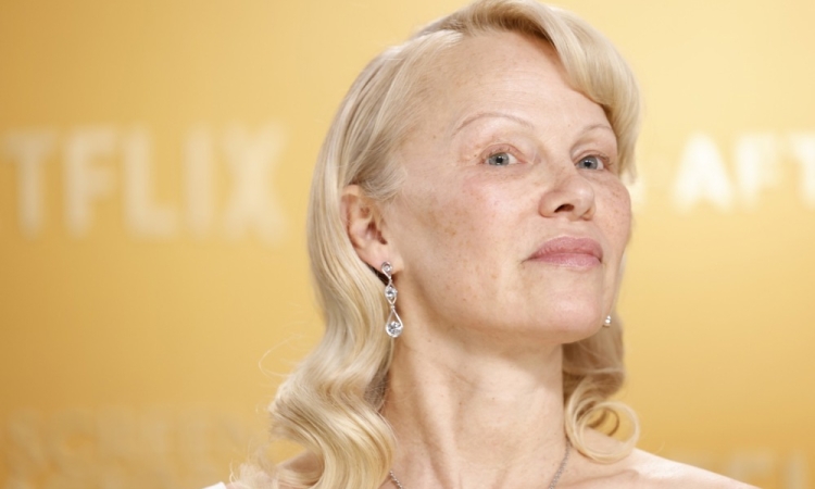 Pamela Anderson v novem obdobju brez mask in z novo ljubeznijo