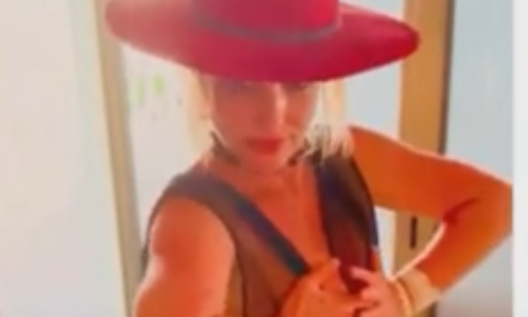 Britney Spears znova razburila s čutnim plesom in golimi fotografijami