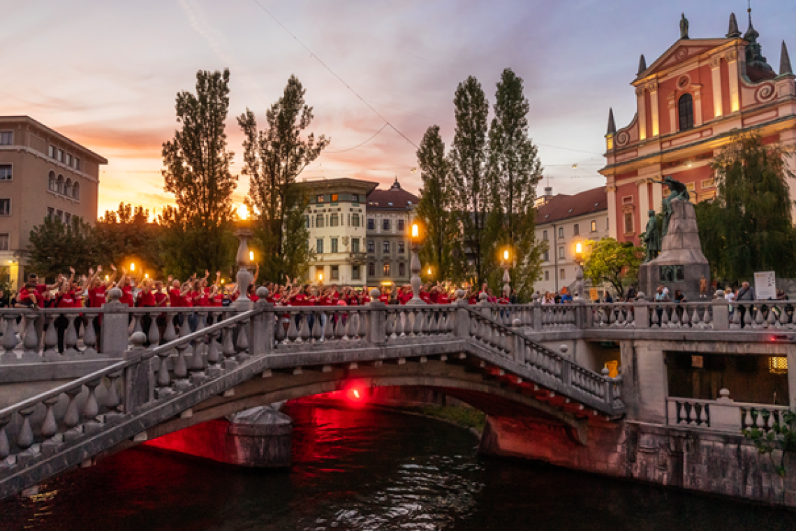 Tromostovje osvetljeno v podporo otrokom z Duchennovo distrofijo