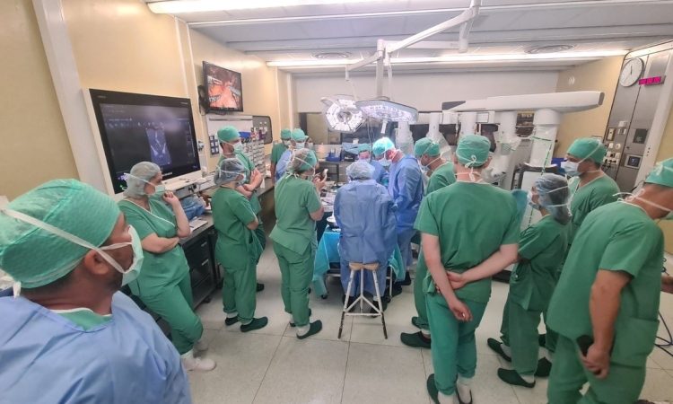 Prva robotsko asistirana presaditev ledvice z živim darovalcem v Sloveniji