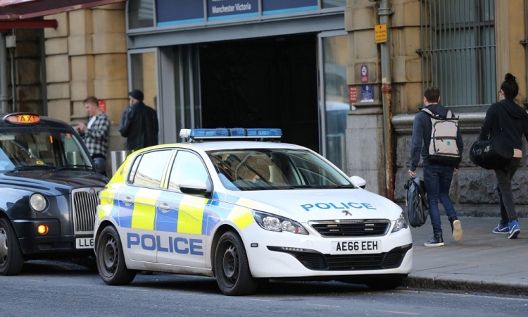 Britanska policija suspendirala 26 zaposlenih zaradi simuliranja dela na daljavo