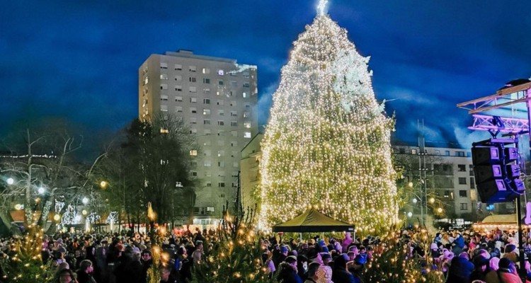V Velenju postavljajo novoletno smreko, s tem se začenja Čarobni december
