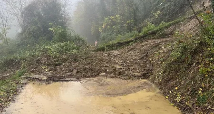 V Brdih zaradi neurja številni plazovi in poškodbe cest