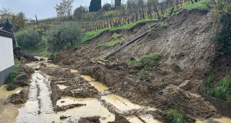 V Goriških Brdih noč kljub dežju potekala mirno, sprožil se je nov plaz